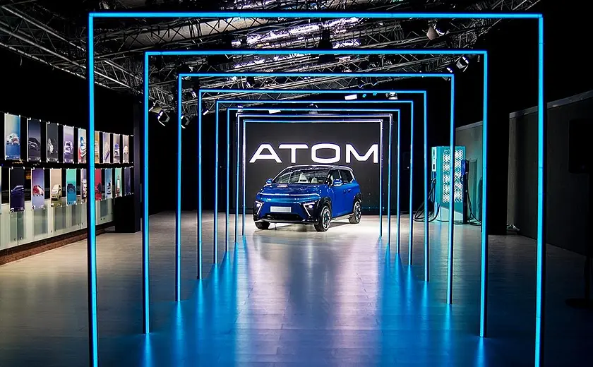 Демонстрация автомобиля в шоуруме