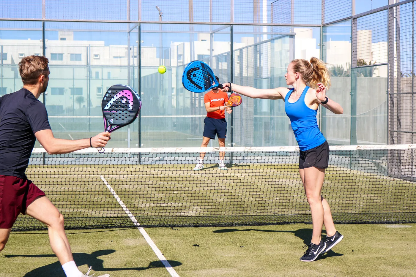 Иллюстрация к статье «Что такое Padel и с чем его едят в России»